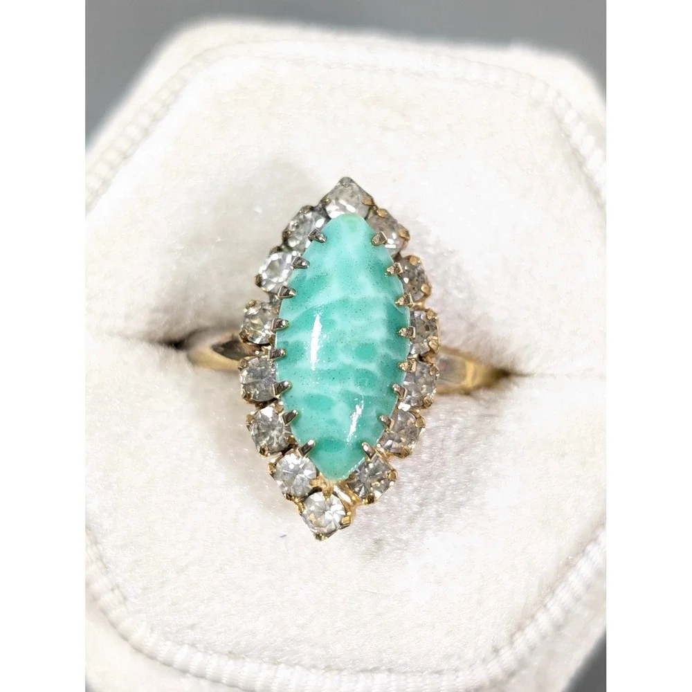 Vintage Green Art Glass Rhinestone Cocktail Ring Gold Tone Size 6.5 Statement